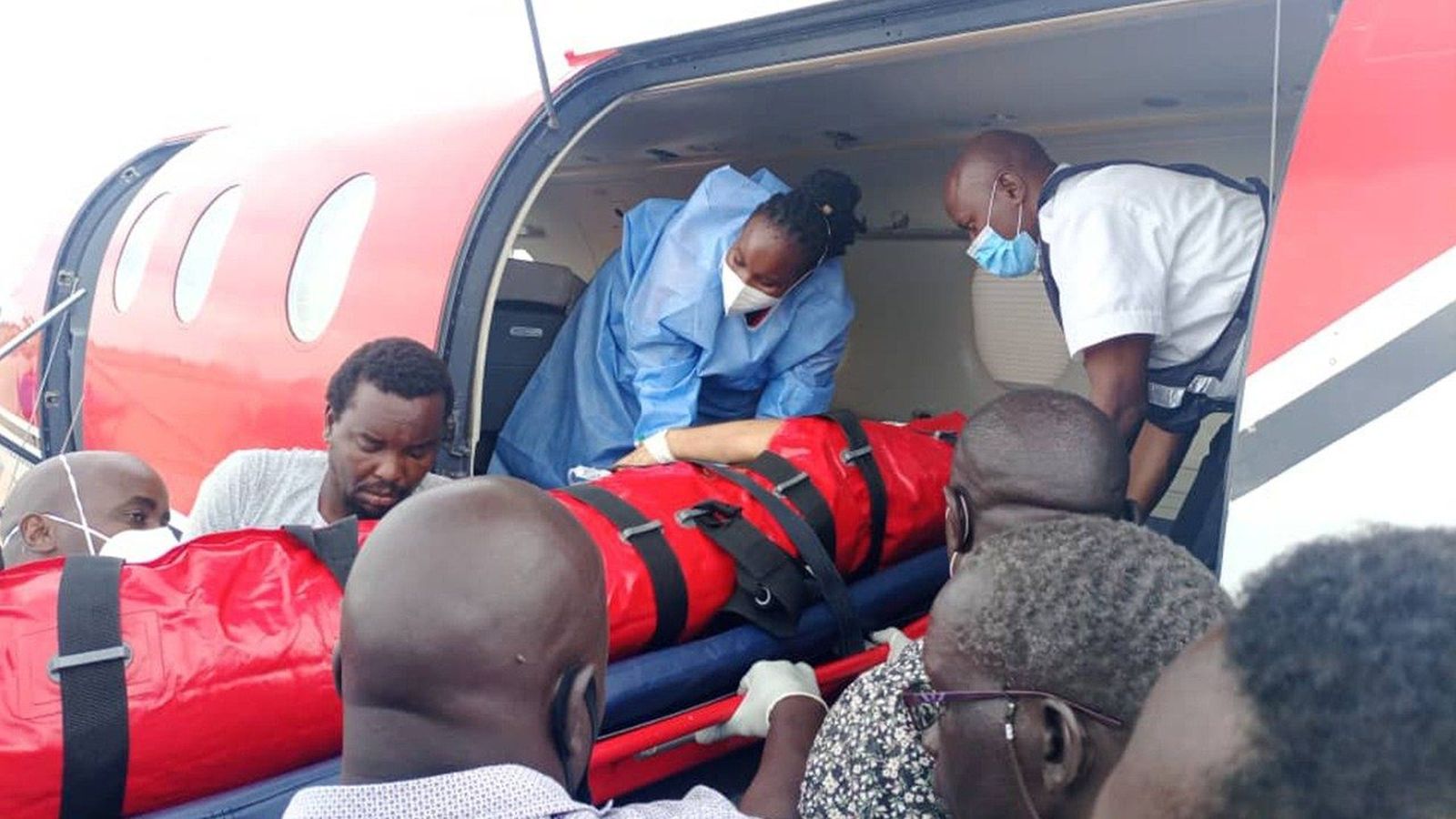 Monseñor Carlassare, en el avión que lo llevó a Kenia