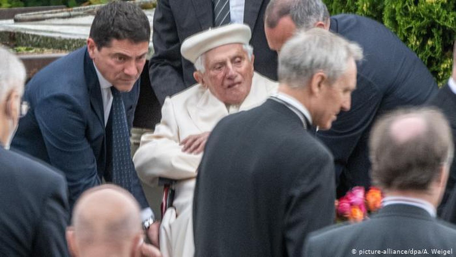 Ratzinger visitó su antigua casa y rezó ante la tumba de sus padres y su hermana