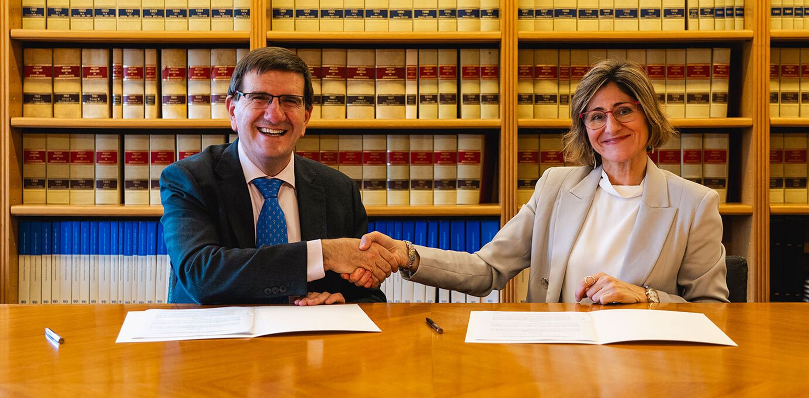 El rector de Deusto, Juan José Etxeberria y la directora territorial norte de BBVA, Marta Alonso