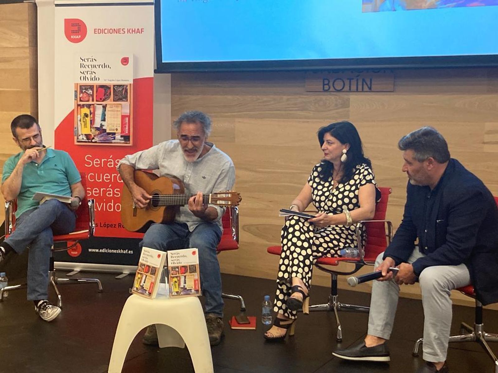 El cantautor Rafa Sánchez interpretó una suerte de "banda sonora" del libro