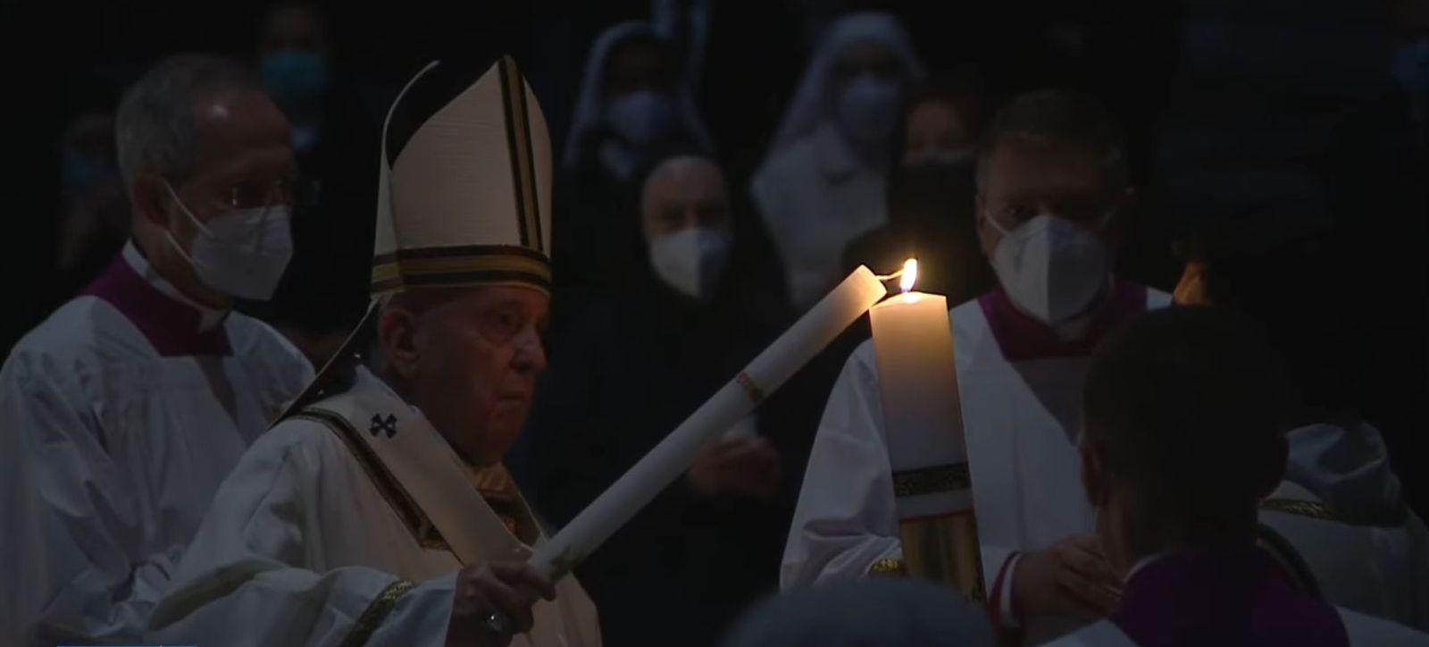 El Papa enciende su vela