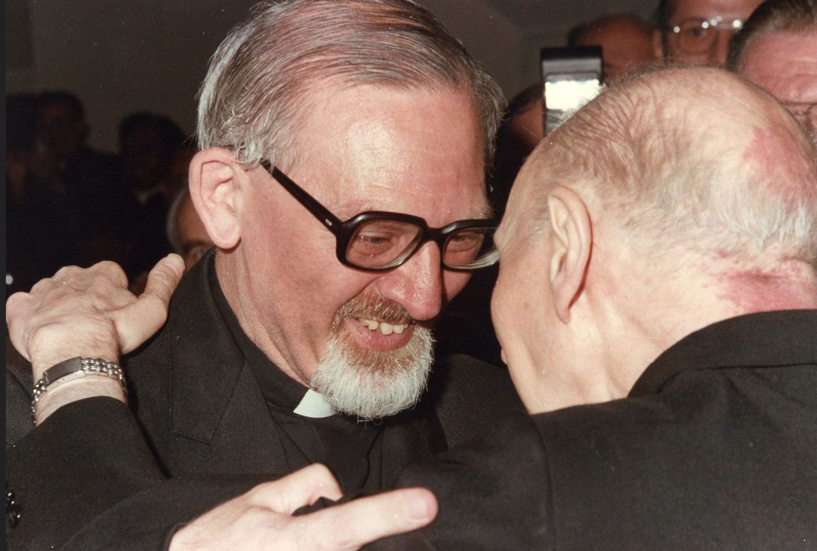 Kolvenbach abraza a Arrupe