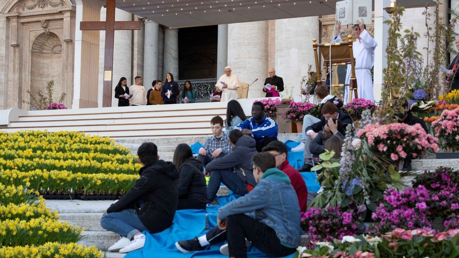 Jóvenes en la plaza de San Pedro junto al Papa Francisco  (Vatican Media)