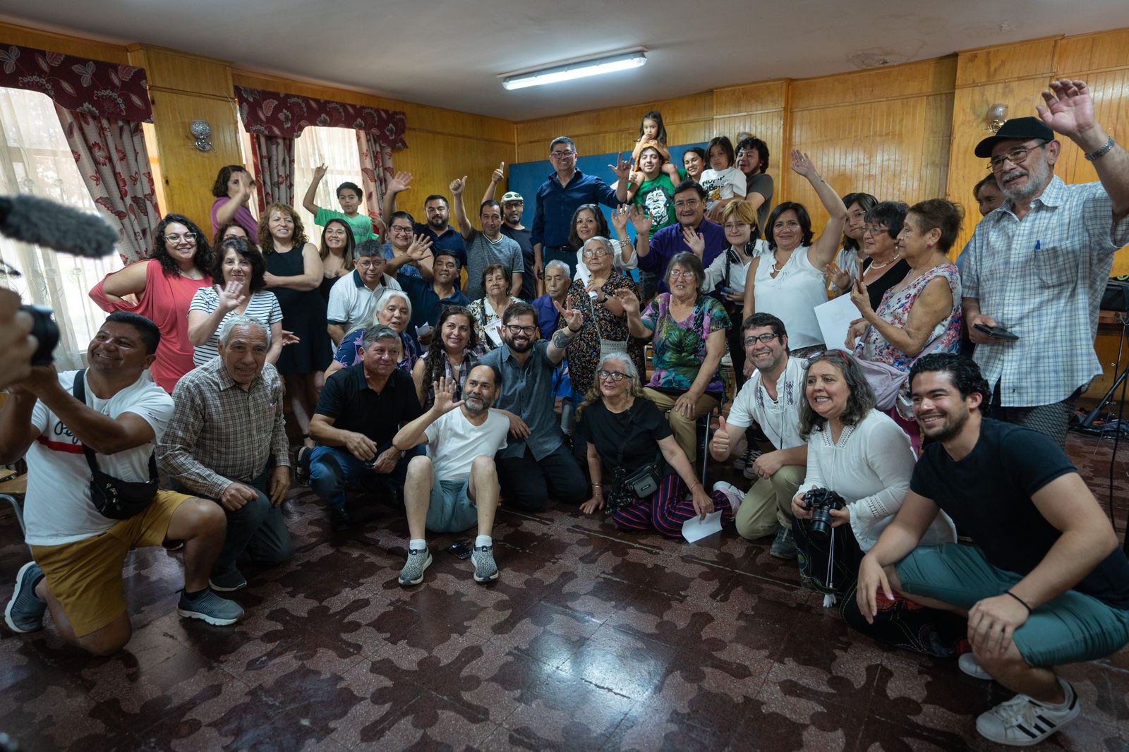 El Presidente Gabriel Boric junto al capellán Nicolás Viel visitan una comunidad cristiana de Santiago