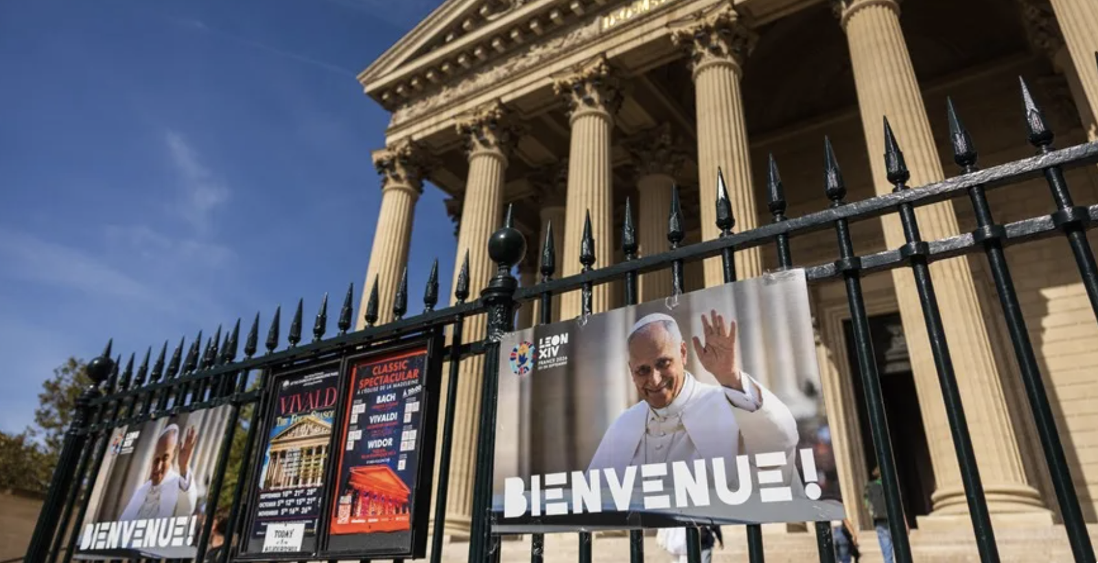 Cartel de bienvenida al papa León XIV en la iglesia de La Madeleine, en París.