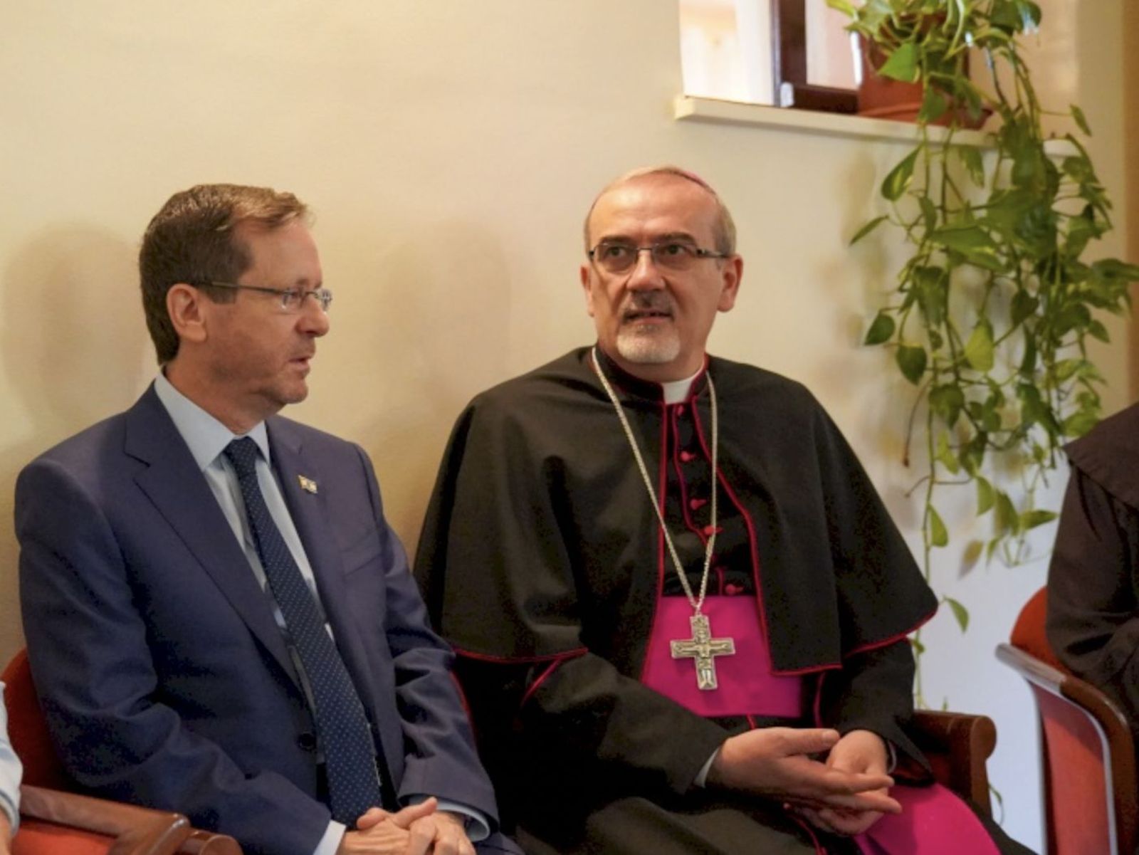 El presidente israelí, Herzog, con el patriarca latino Pizzaballa