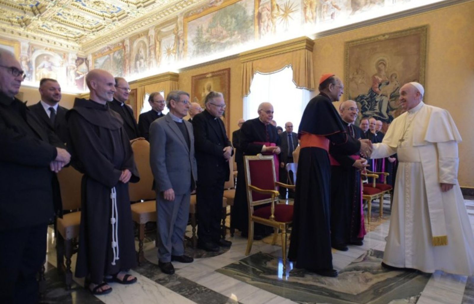 Francisco saluda a los miembros del Pontificio Consejo para los Textos Legislativos