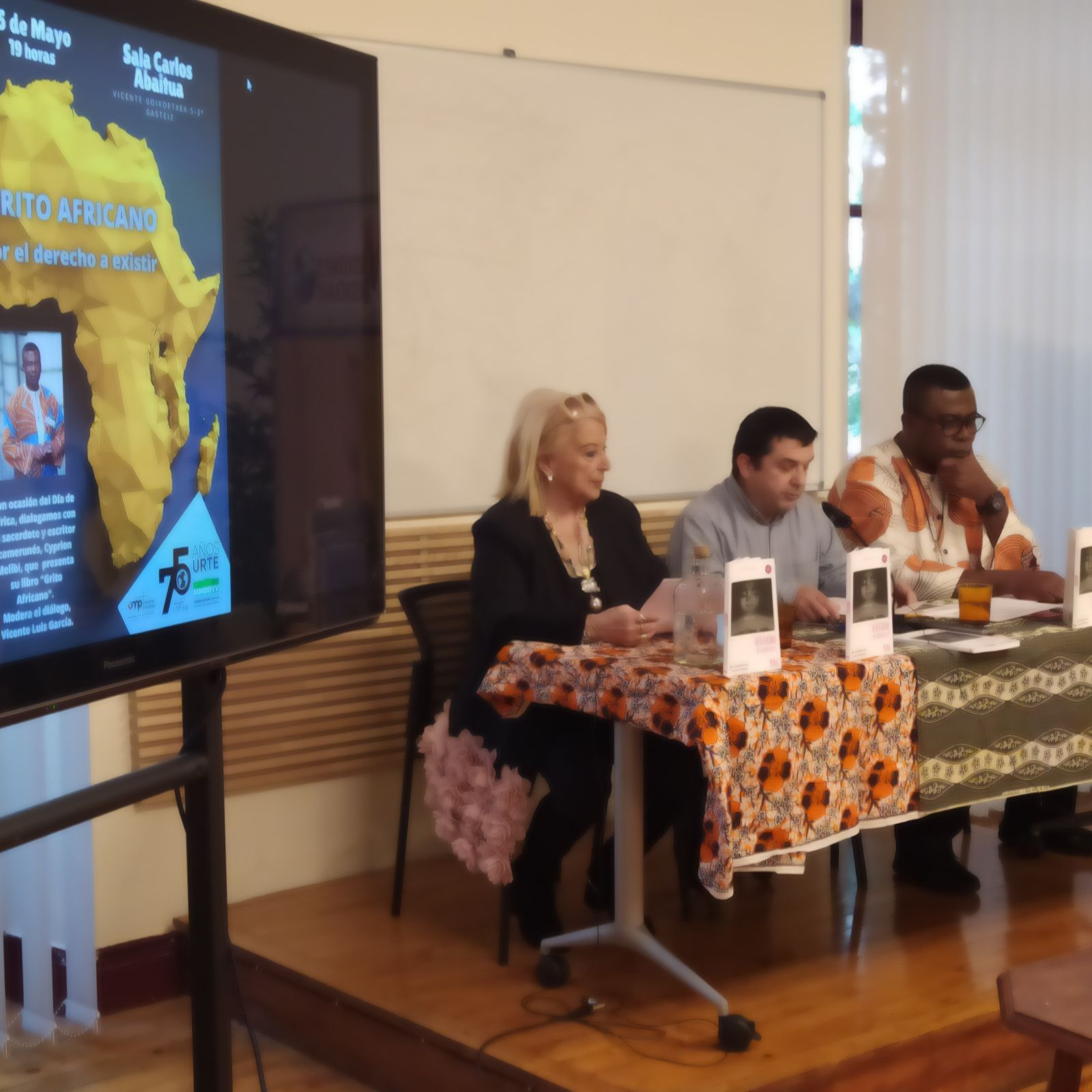 Cyprien Melibi presentó su libro y expuso su tesis para el futuro de África