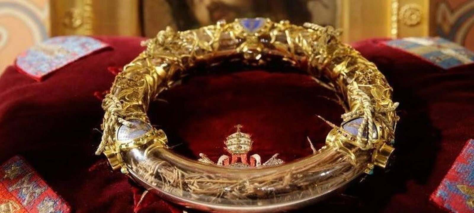 La corona de espinas, uno de los tesoros que alberga la vieja dama,  que ha sobrevivdo al incendio