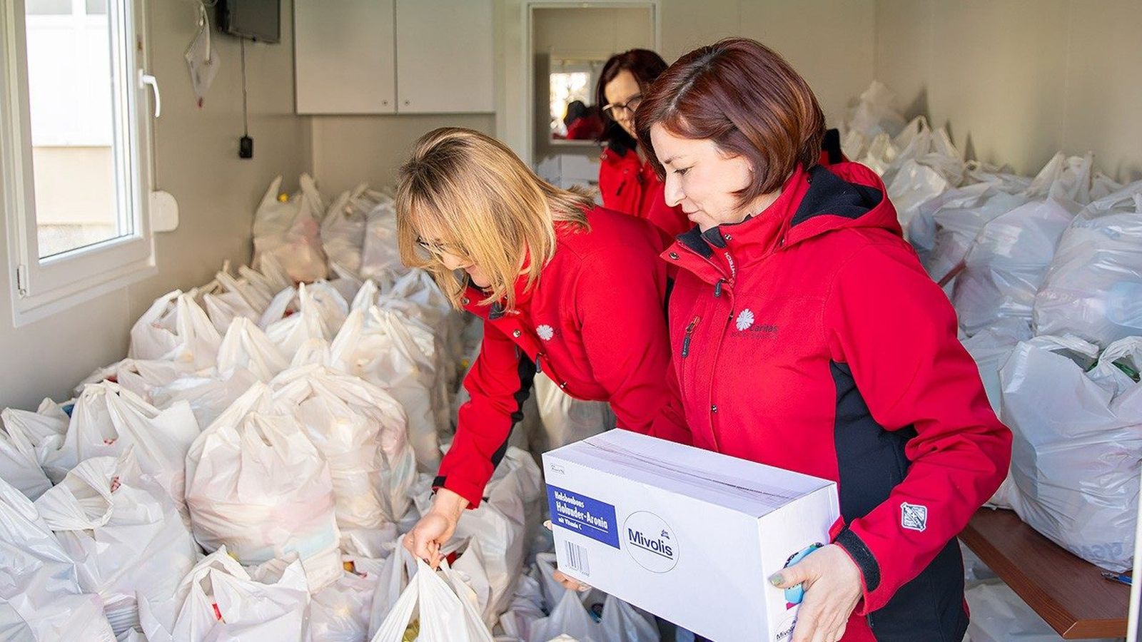Voluntarias ofreciendo suministros