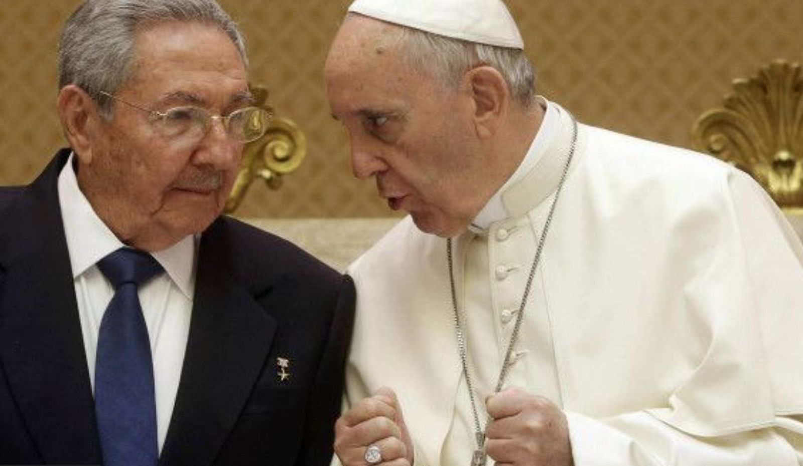 El Papa y Raúl Castro