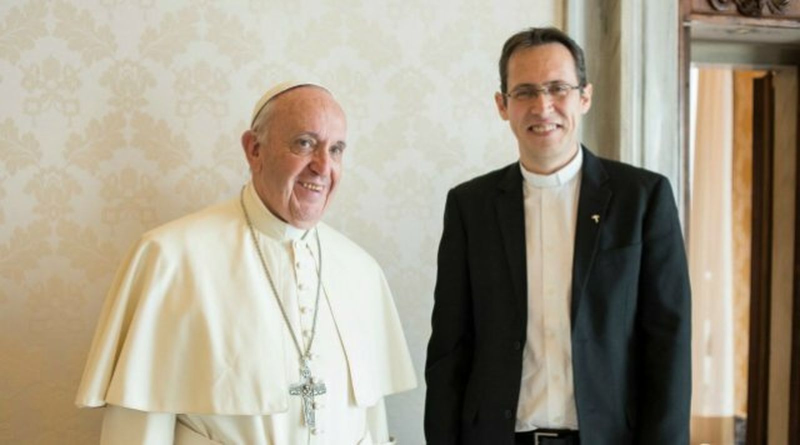 El jesuita Fréderic Fornos, con el Papa Francisco