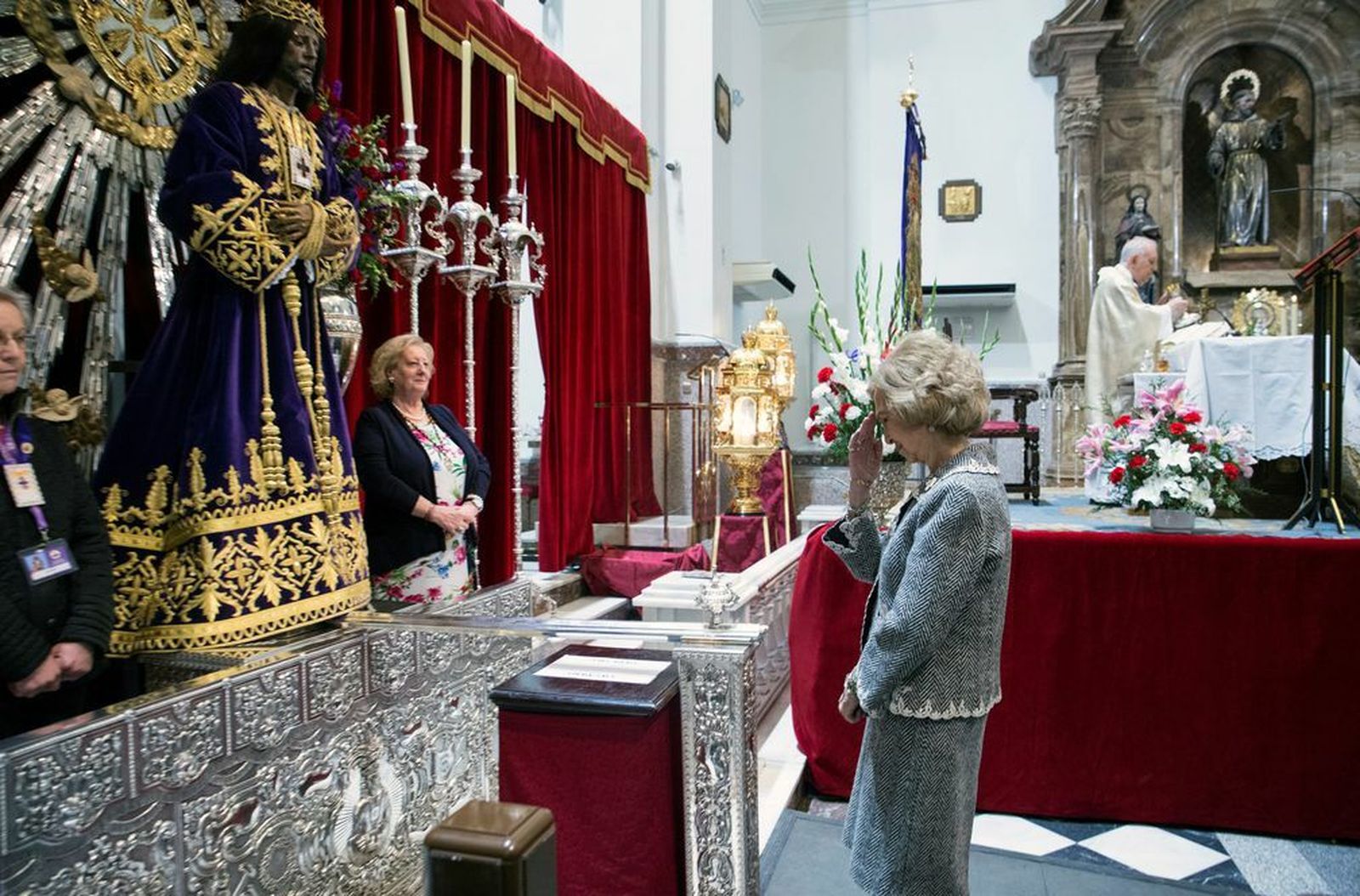 Doña Sofía venera, sin tocarlo, al Cristo de Medinaceli