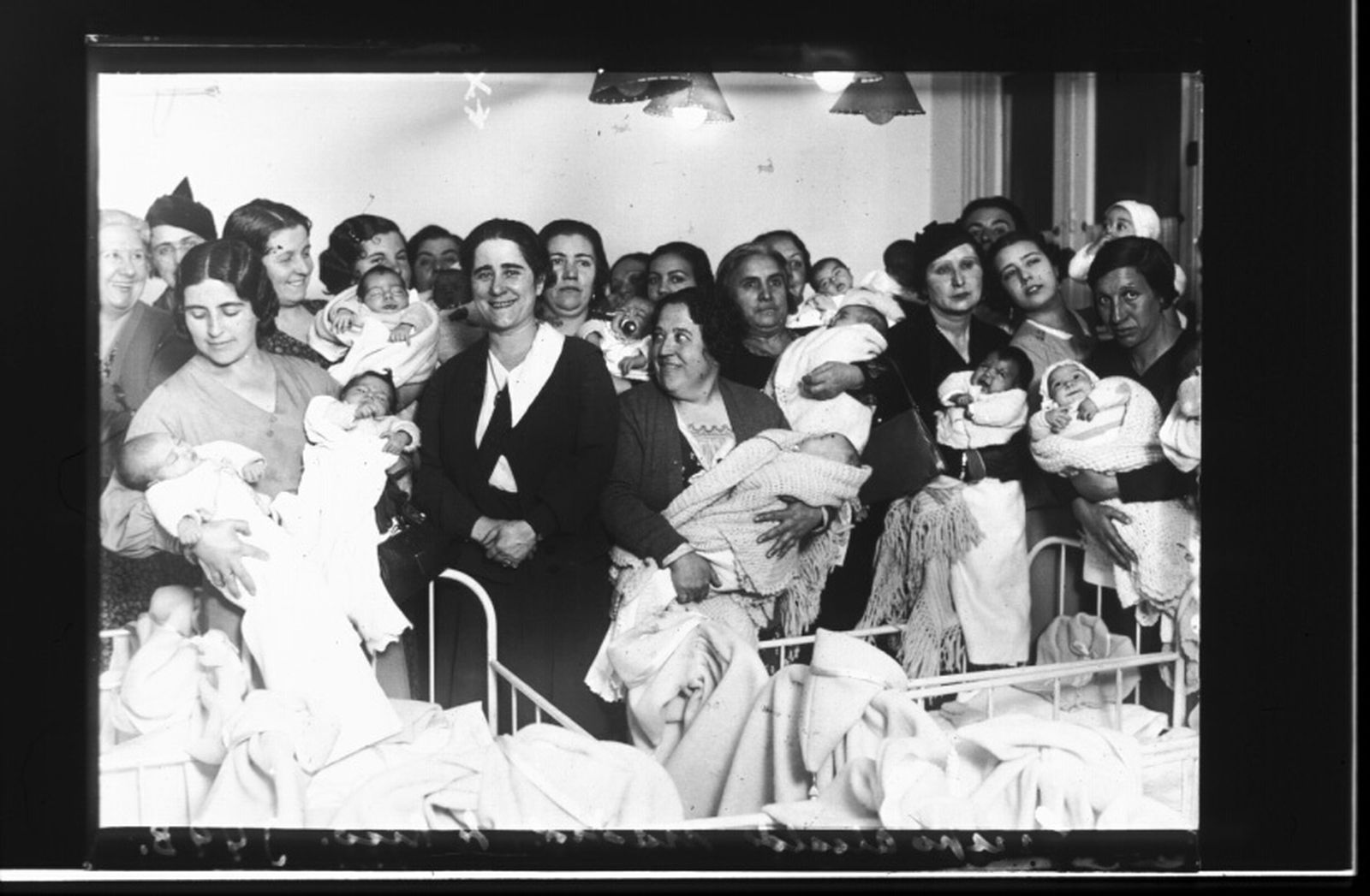 Clara Campoamor, durante un reparto de cunas