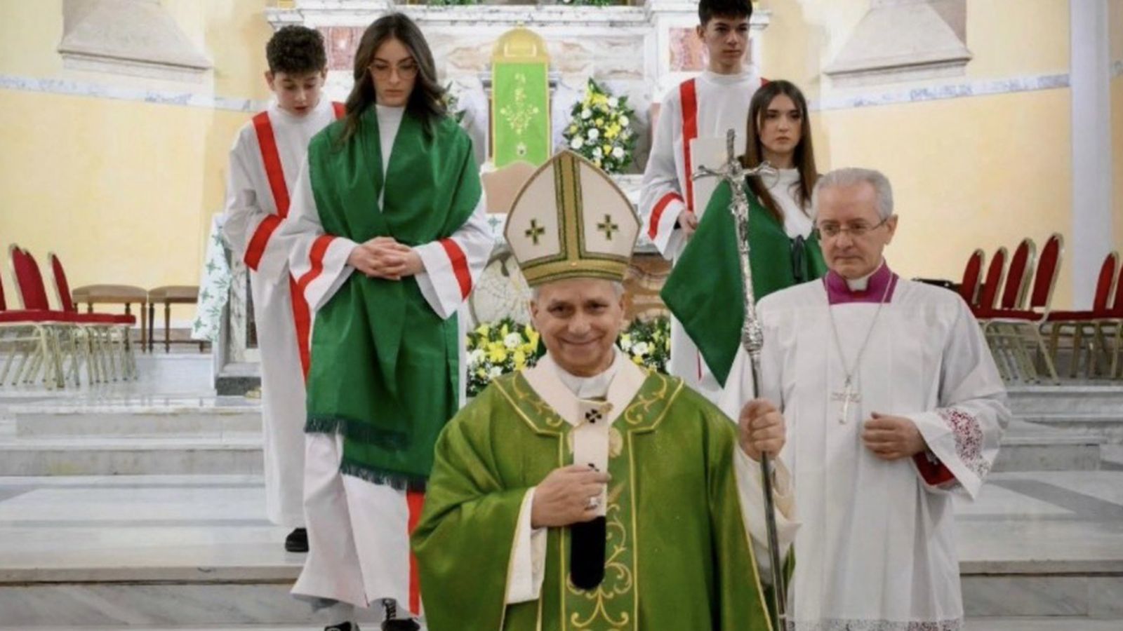 El Papa León flanqueado por dos monaguillas por primera vez en su pontificado