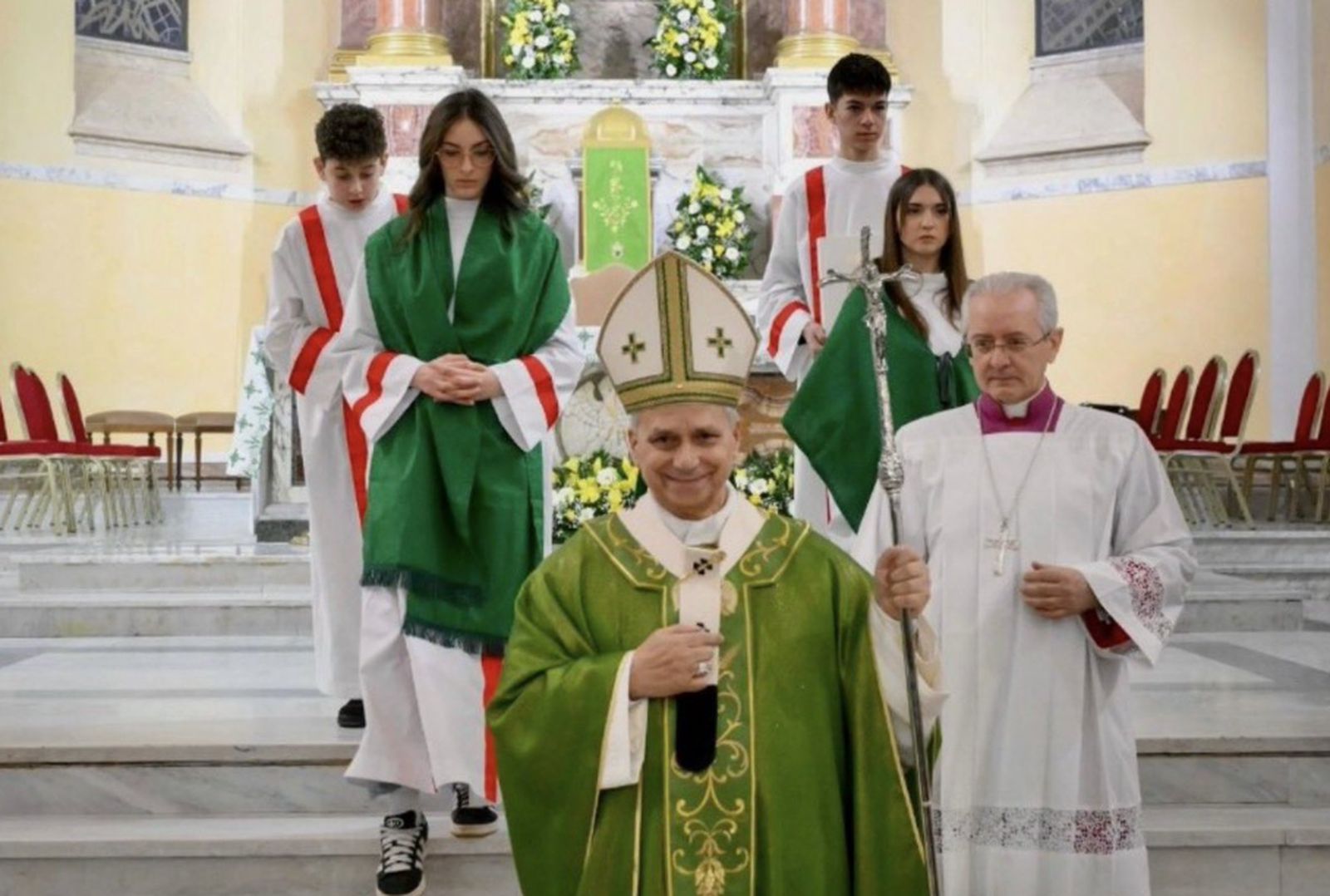 El Papa León flanqueado por dos monaguillas por primera vez en su pontificado