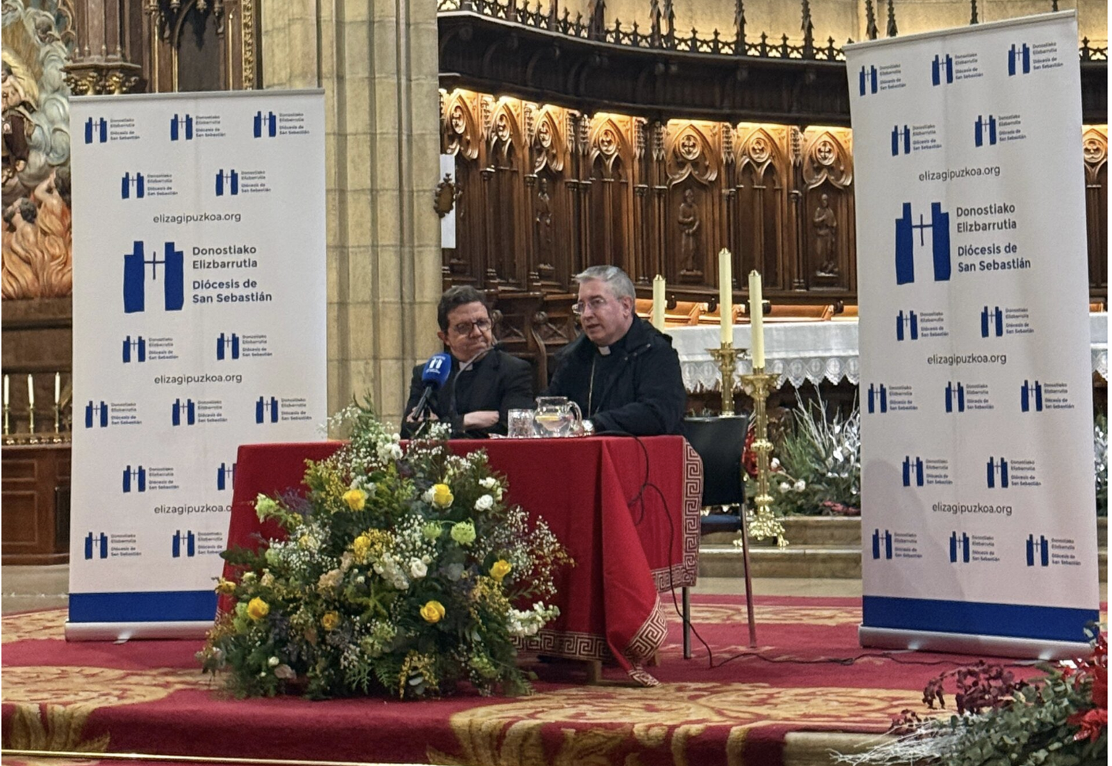 Monseñor Ramón Valdivia y el obispo Fernando Prado