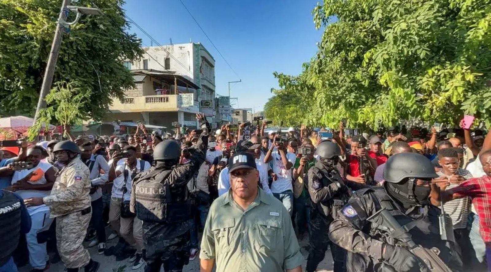 primer ministro Garry Conille (c) durante una visita al hospital Saint-Nicolas, en Saint-Marc (Haití)