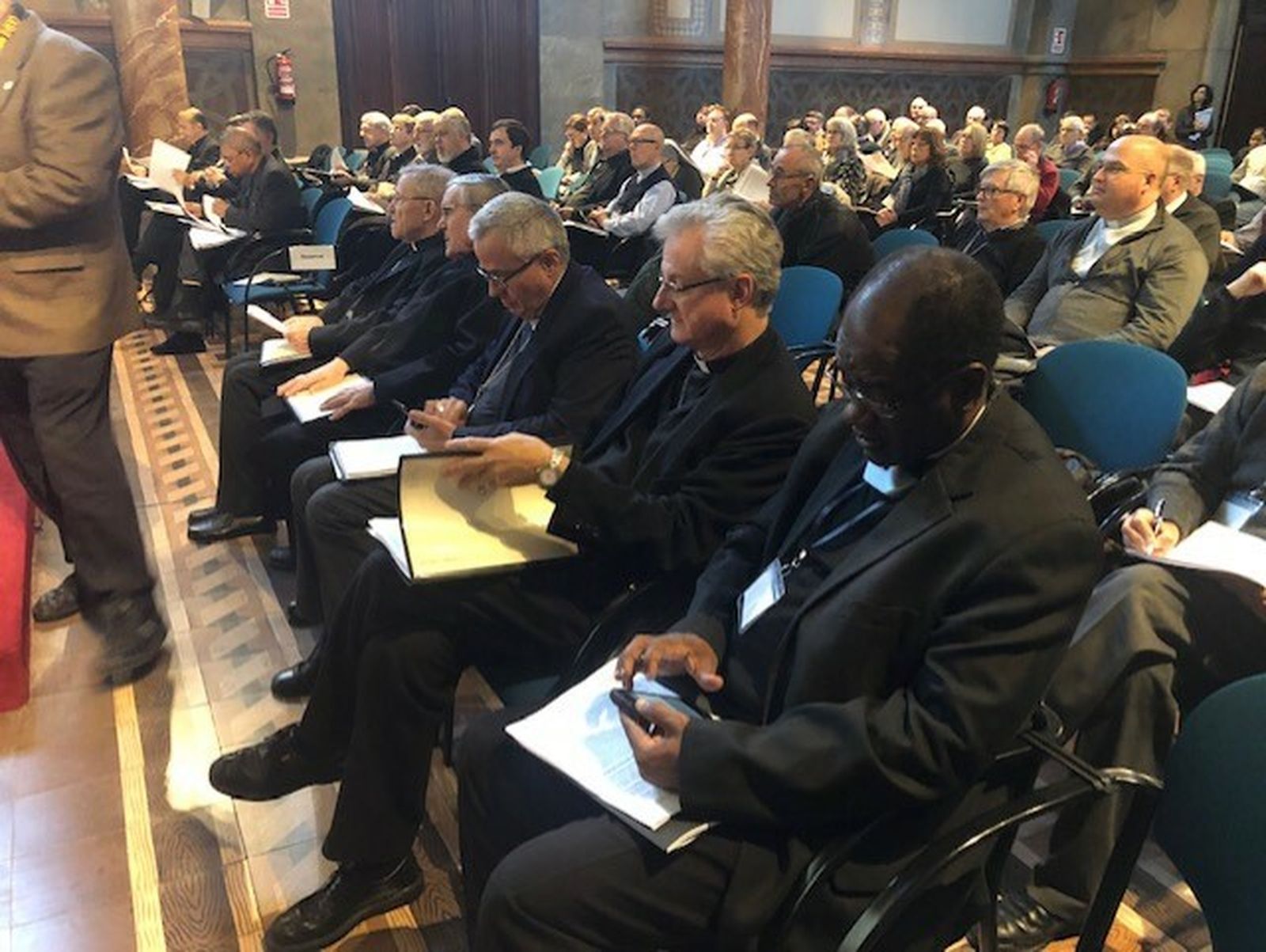 Obispos en el congreso de Barcelona