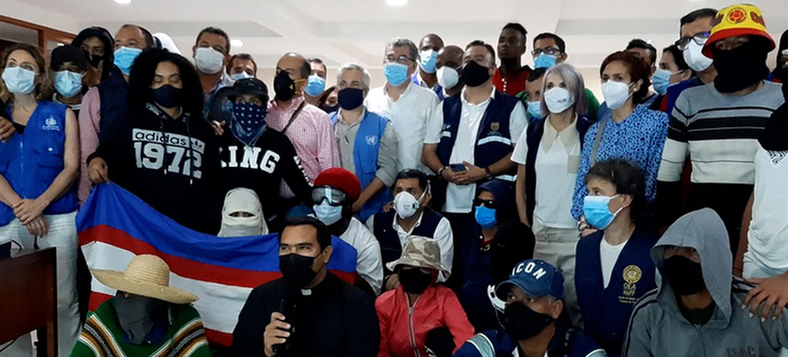 El P. Dagoberto Cárdenas lee acuerdo entre la alcaldía y los manifestantes