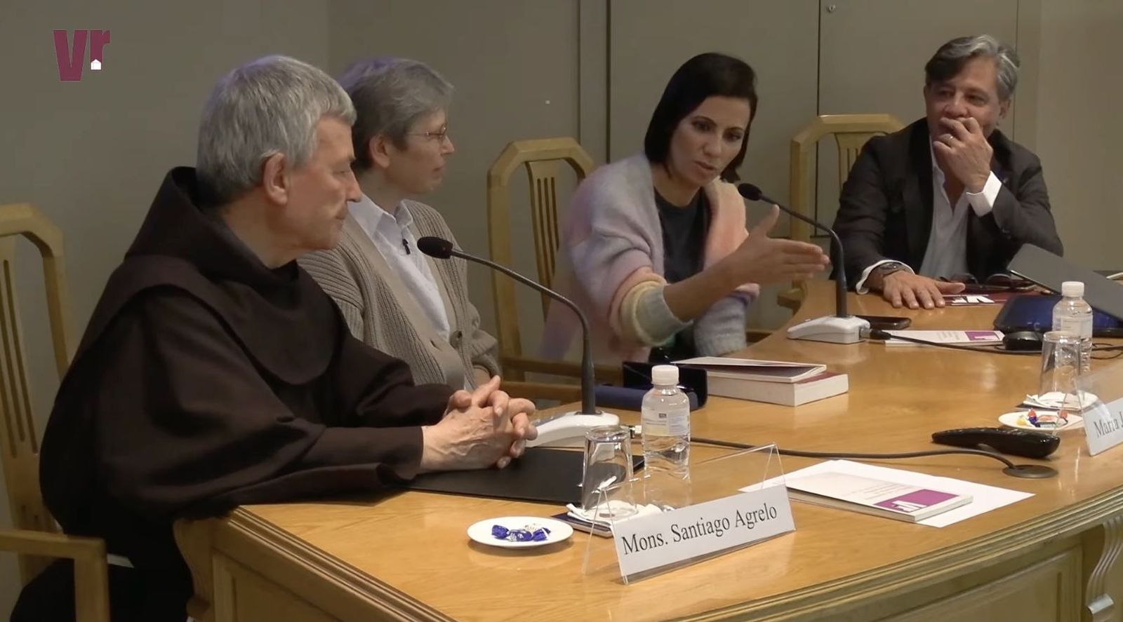 La mesa redonda fue moderada por la periodista Ana Pastor