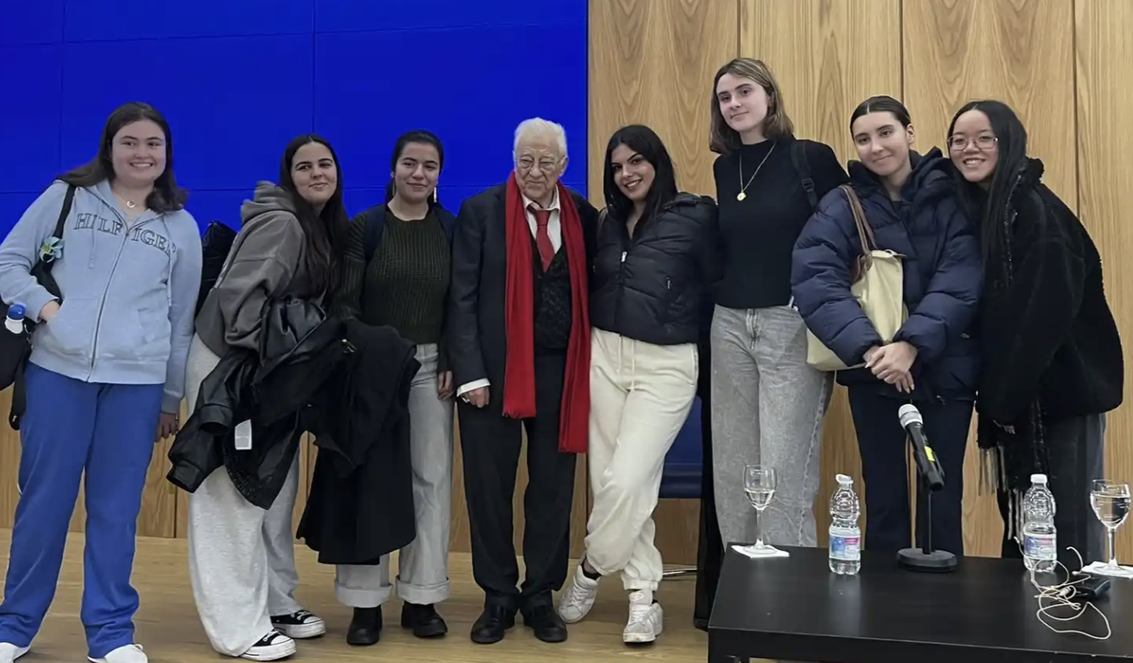 El padre Ángel, con estudiantes de La Salle Campus Madrid