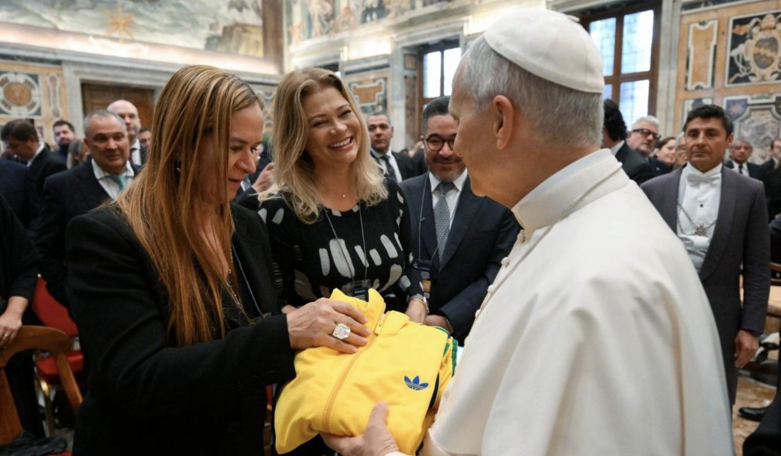 El Papa saluda tras la audiencia