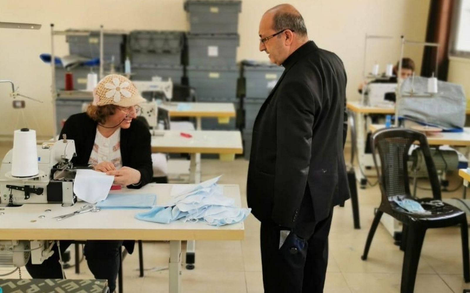 El padre Carlos supervisa el taller donde están confeccionando las mascarillas