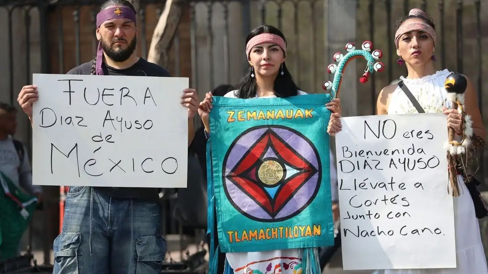 Fuera ayuso de México ,Claman colecticos frente a la catedral metropolitana