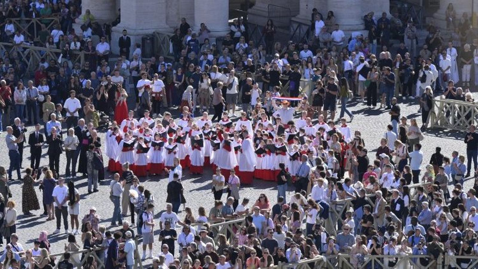 Plaza de San Pedro. Fieles rezando por León XIV