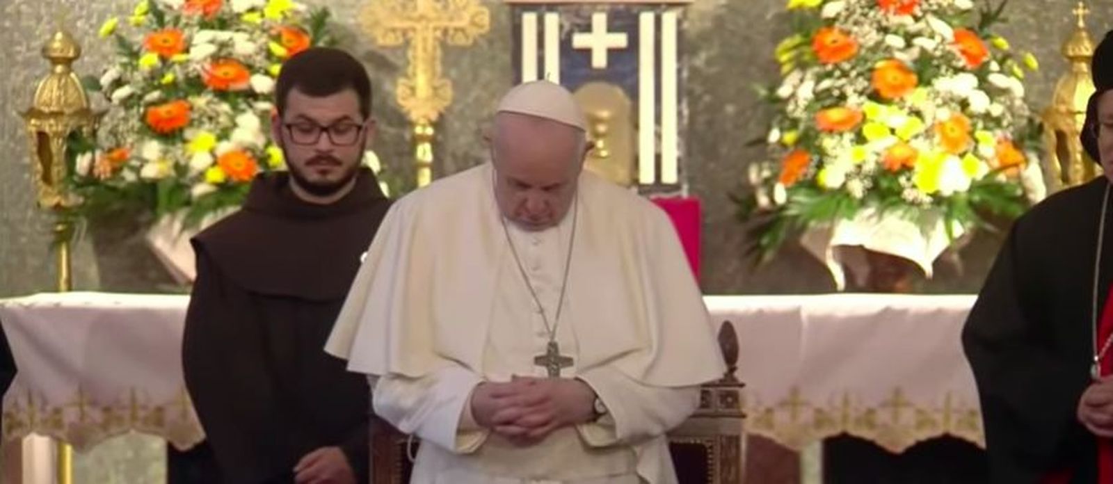 Francisco ora al comienzo de su encuentro con los religiosos chipriotas