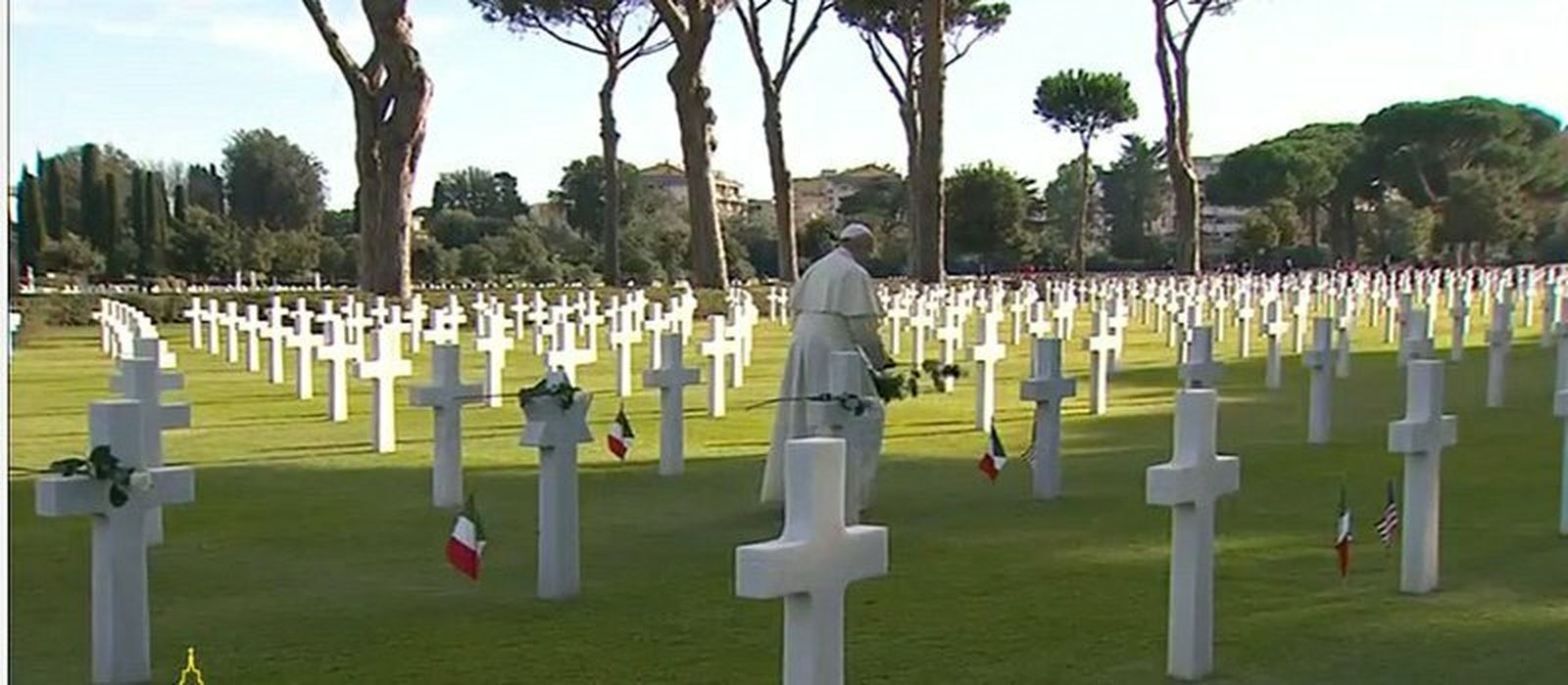 El Papa pasea por las tumbas con cruces blancas