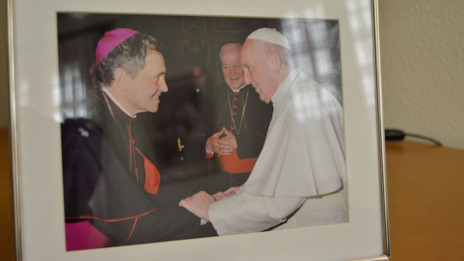 El obispo José Segura con el papa Francisco, en una imagen en el despacho del obispo de Bilbao.