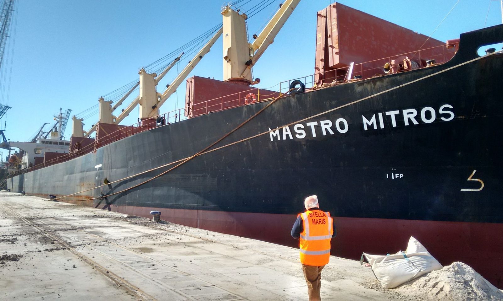 Voluntarios de Stella Maris acuden a la llegada de los barcos