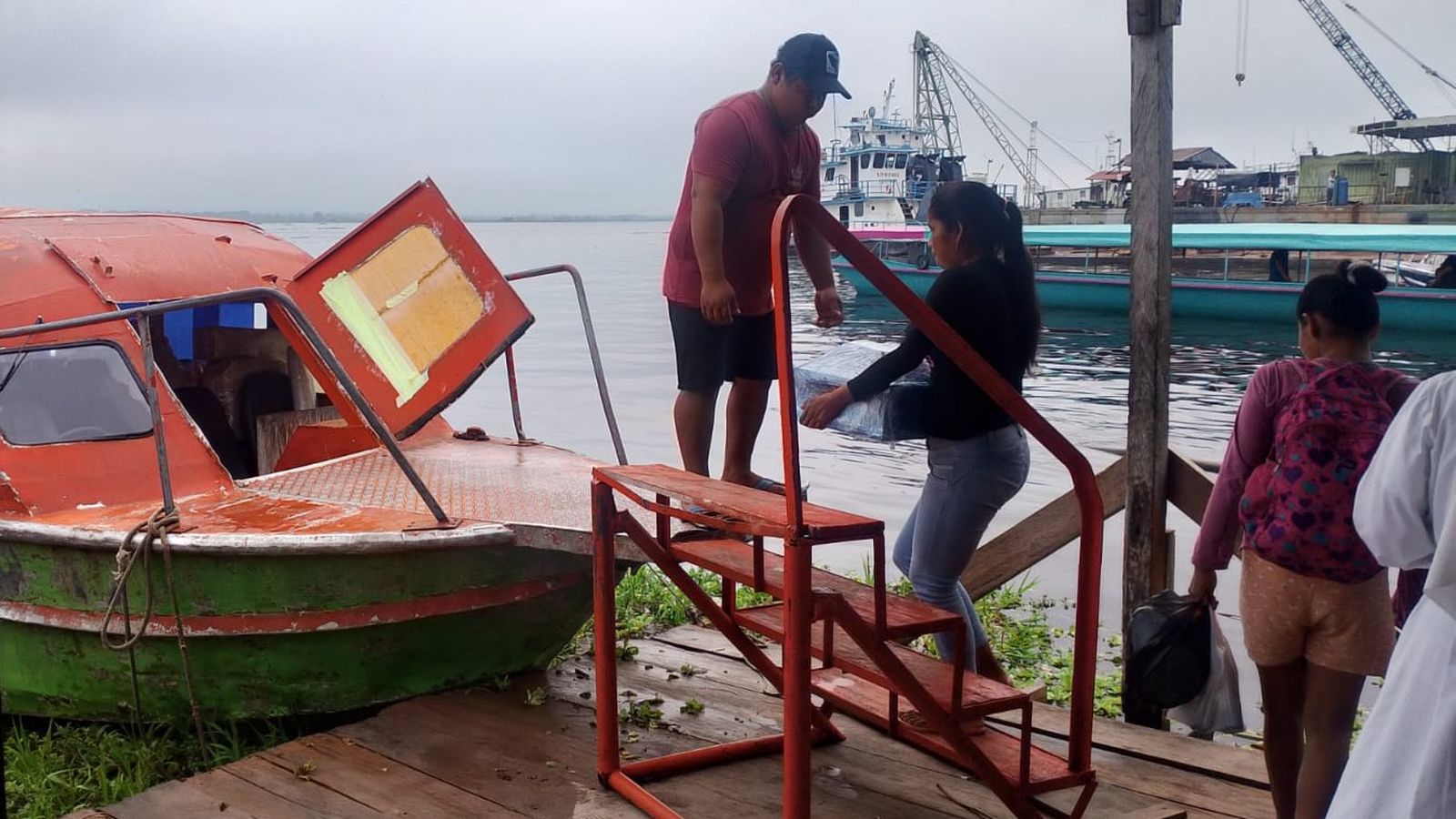 La tía subiendo el ataúd al bote