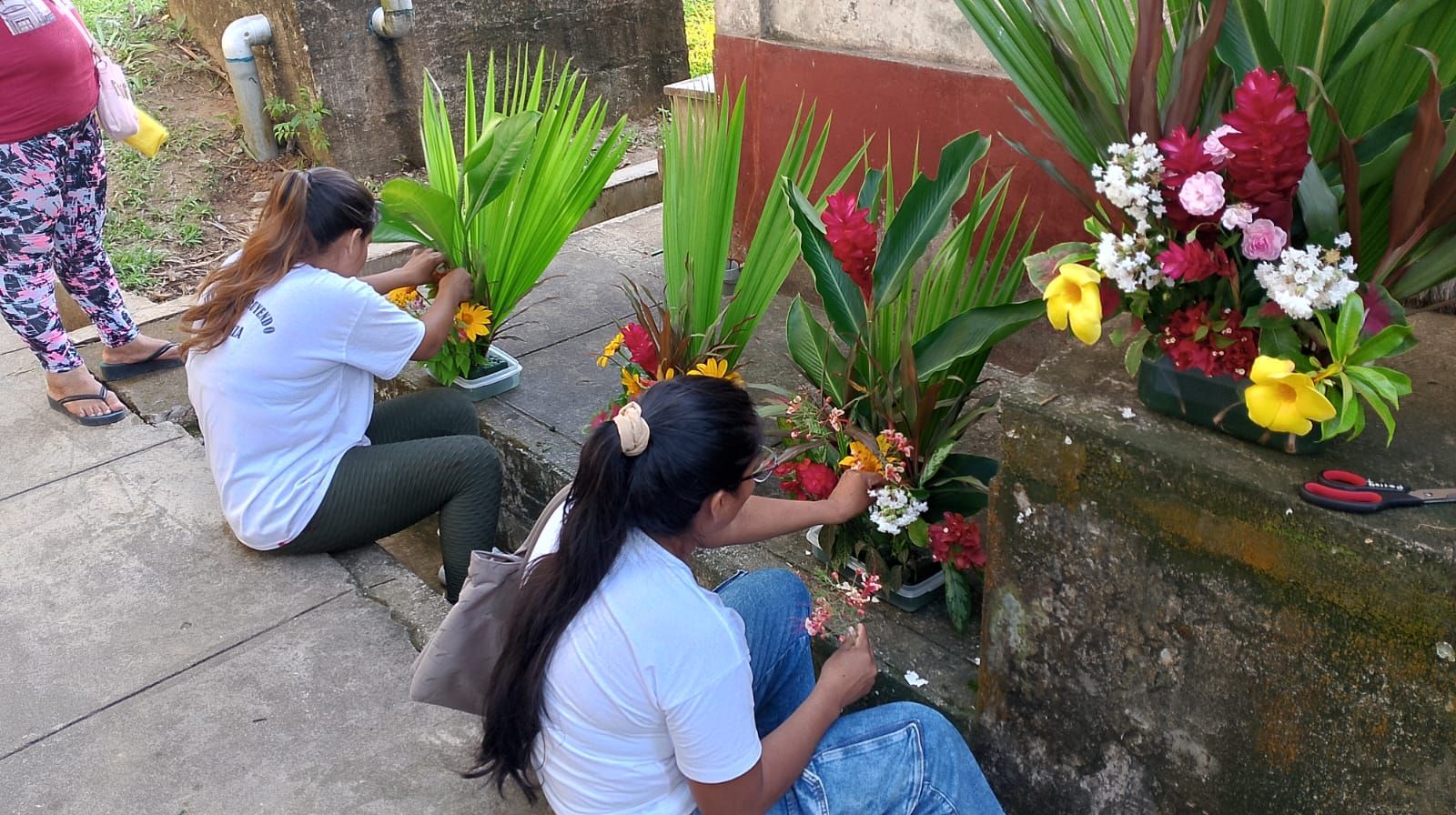 Confeccionando adornos florales en Estrecho (río Putumayo)
