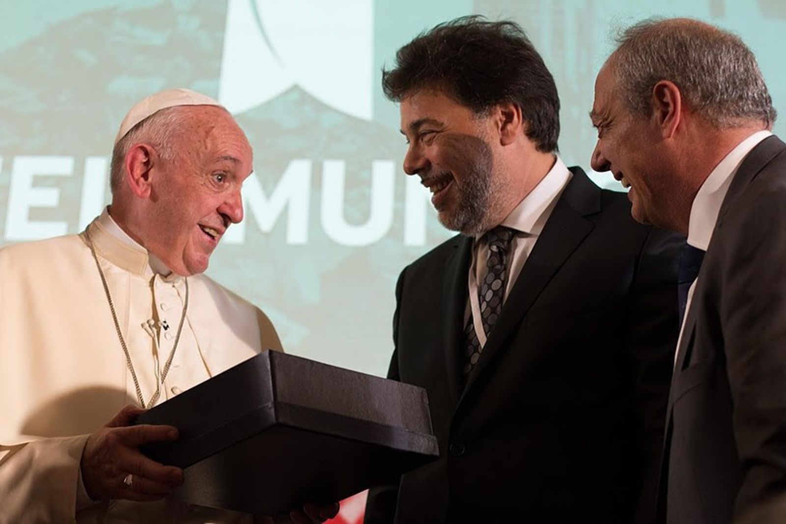 El Papa Francisco junto a Darío Werthein, presidente del consejo de administración de ORT Mundial, y José María del Corral, presidente Mundial de Scholas, en la sede Vaticana de Scholas, octubre de 2017