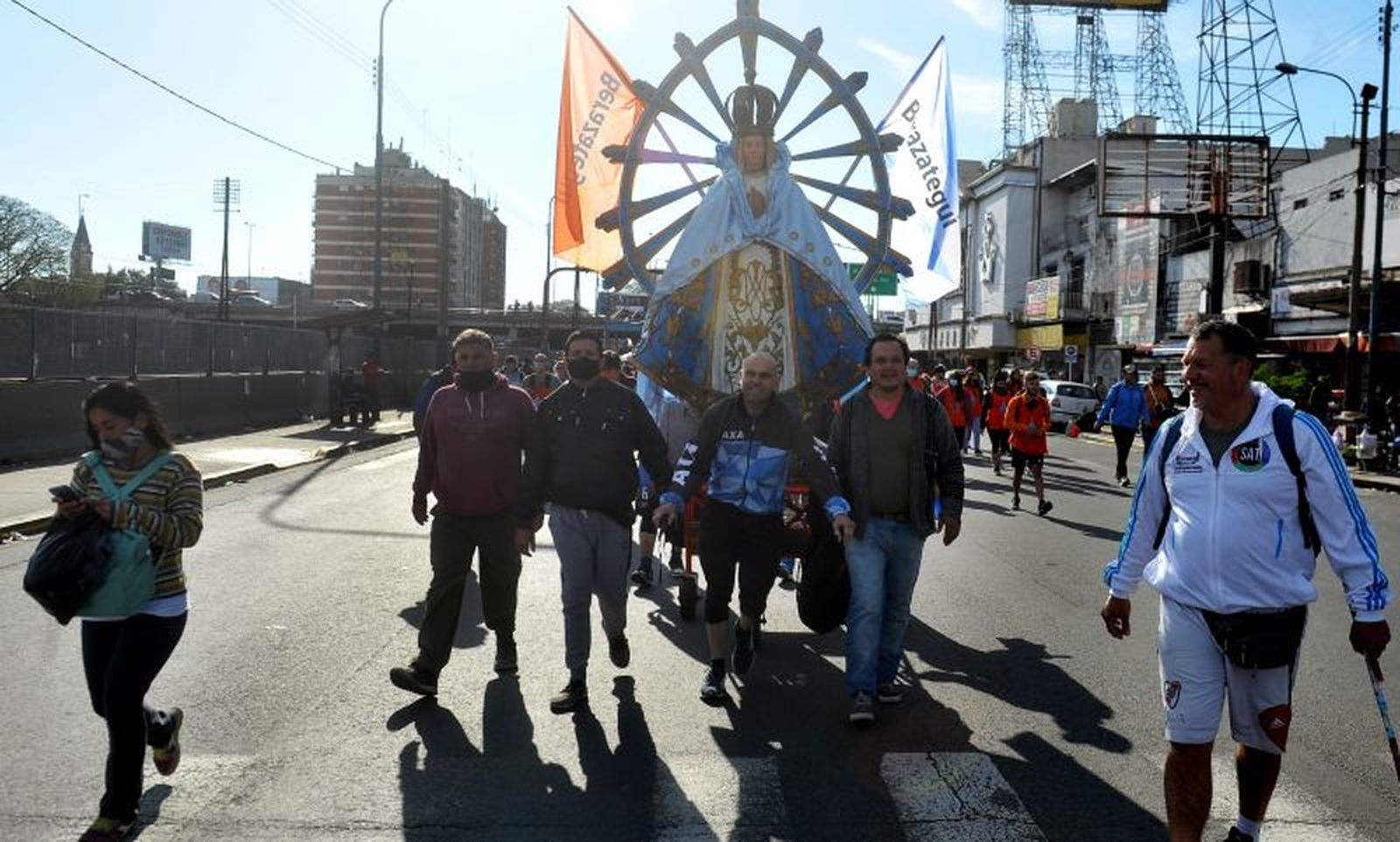 Peregrinos llevan a la patrona nacional por las calles