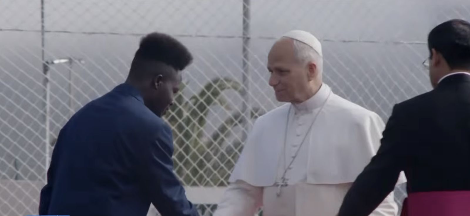 El papa, con uno de los migrantes