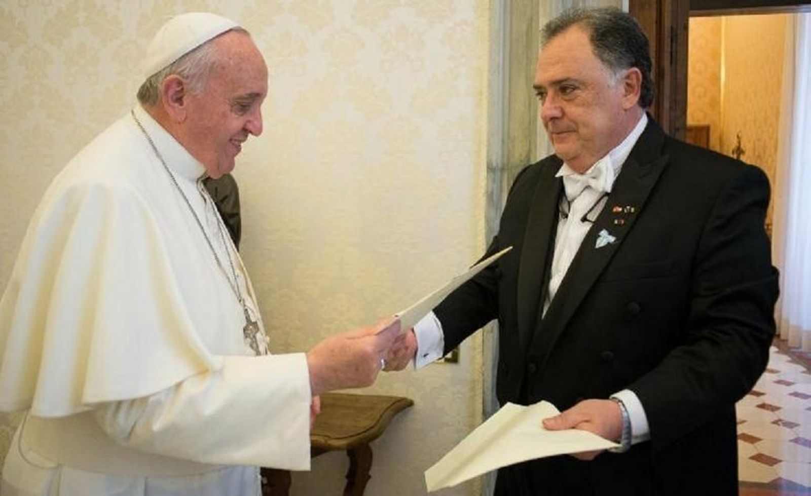 El Papa con el exembajador argetino Eduardo Valdés