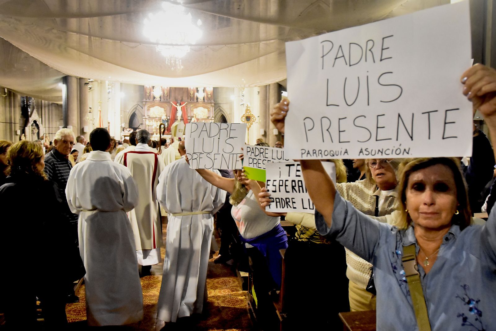 Protesta en la catedral de mar del Plata durante la misa crismal