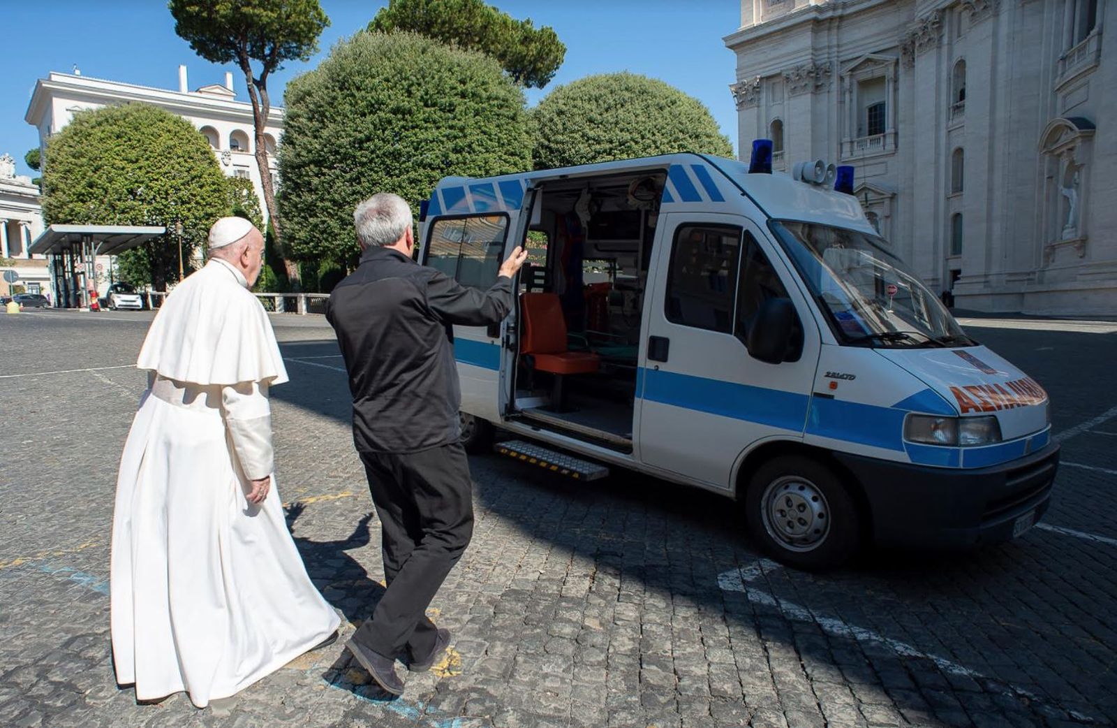 El Papa y la nueva ambulancia del Vaticano y su Limosnería, en Roma
