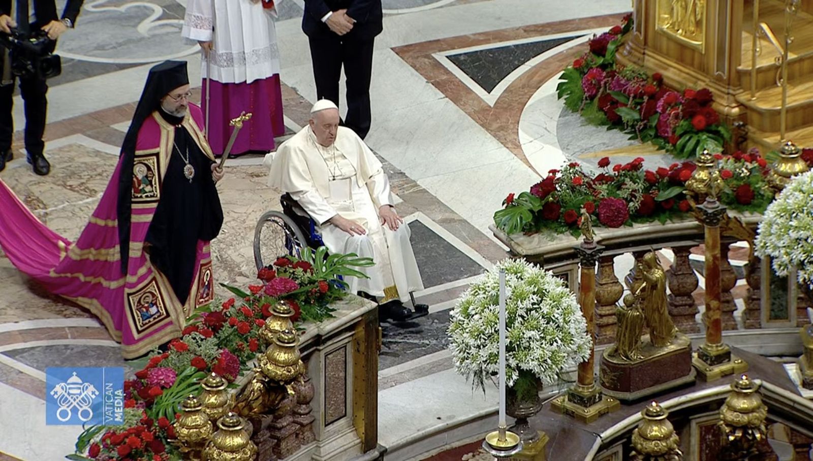 Francisco reza ante la tumba de San Pedro al término de la ceremonia