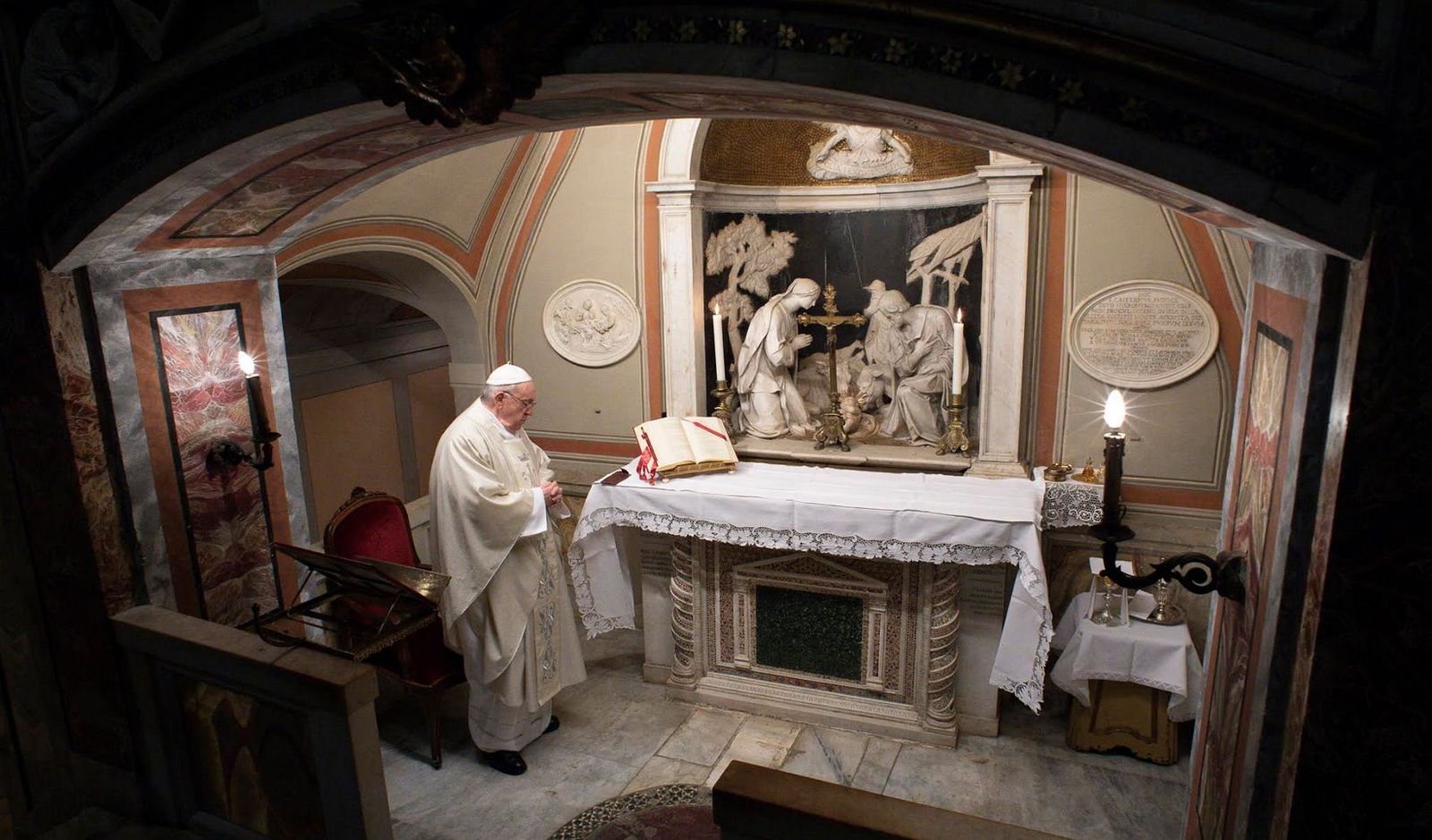 El Papa celebra misa en la capilla de la Navidad