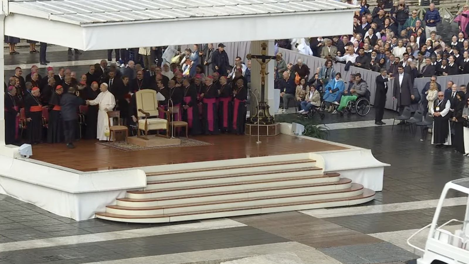El Papa saluda a los obispos y cardenales en la audiencia general