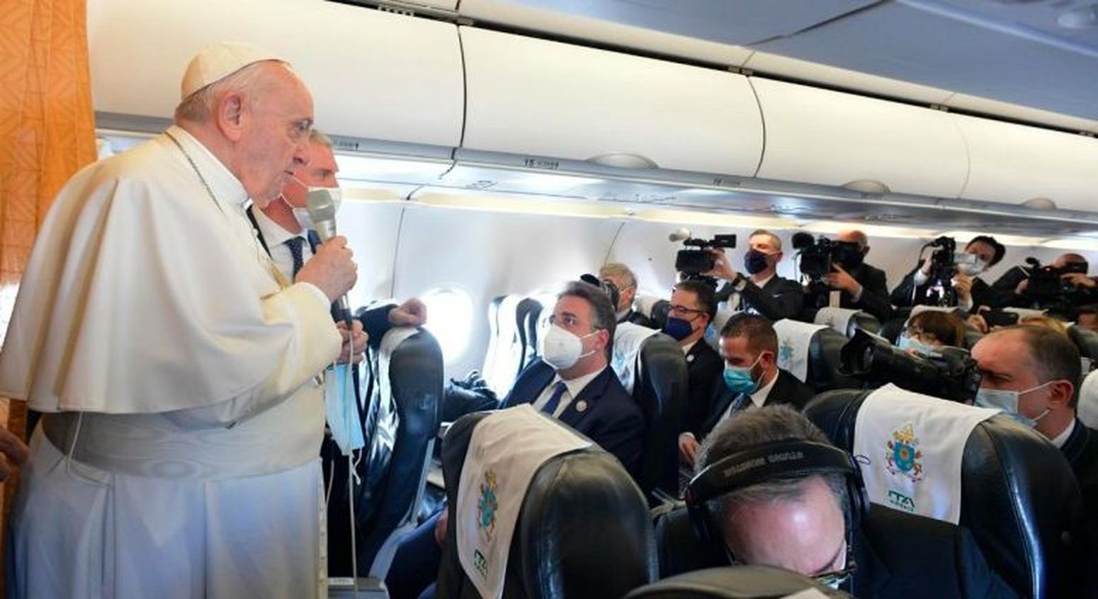 Francisco responde a los periodistas durante el vuelo papal