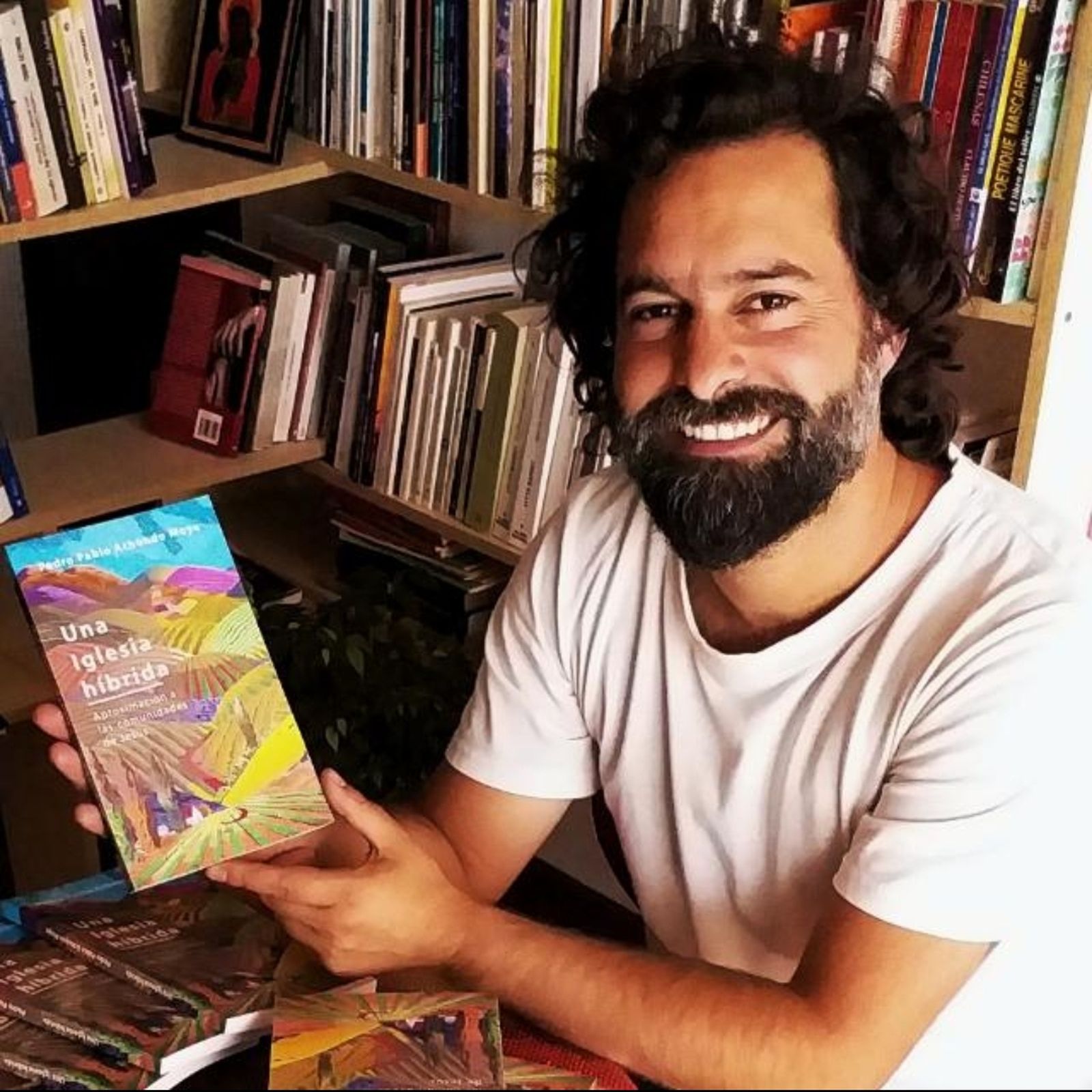 Achondo y su libro Una iglesia híbrida