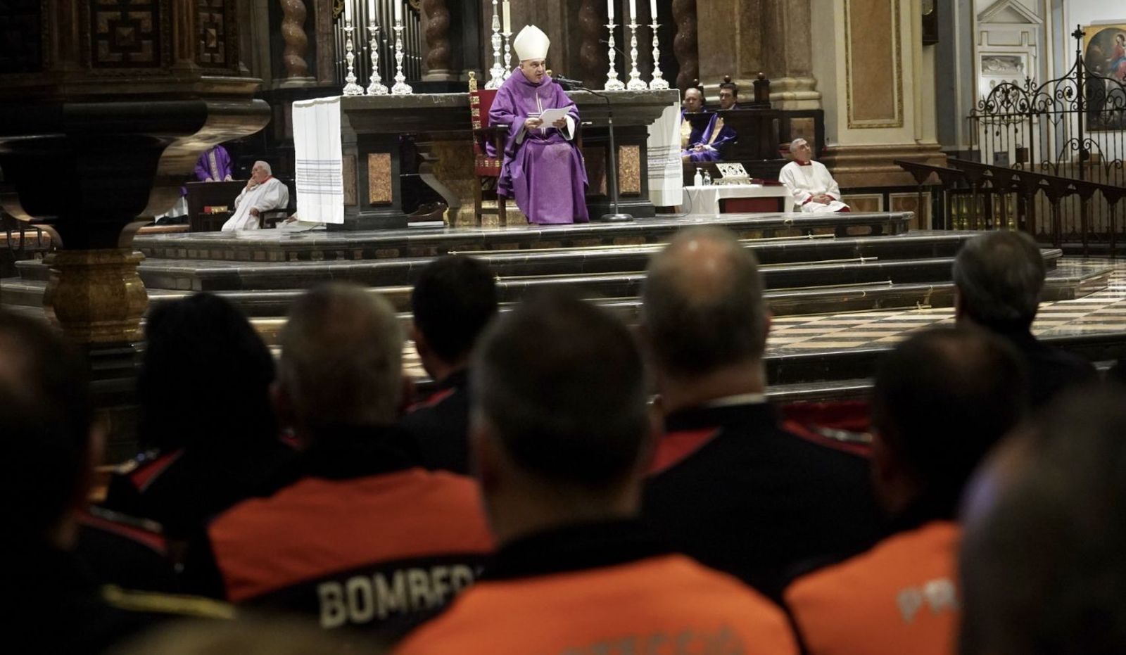 El arzobispo y los bomberos, en la catedral de Valencia