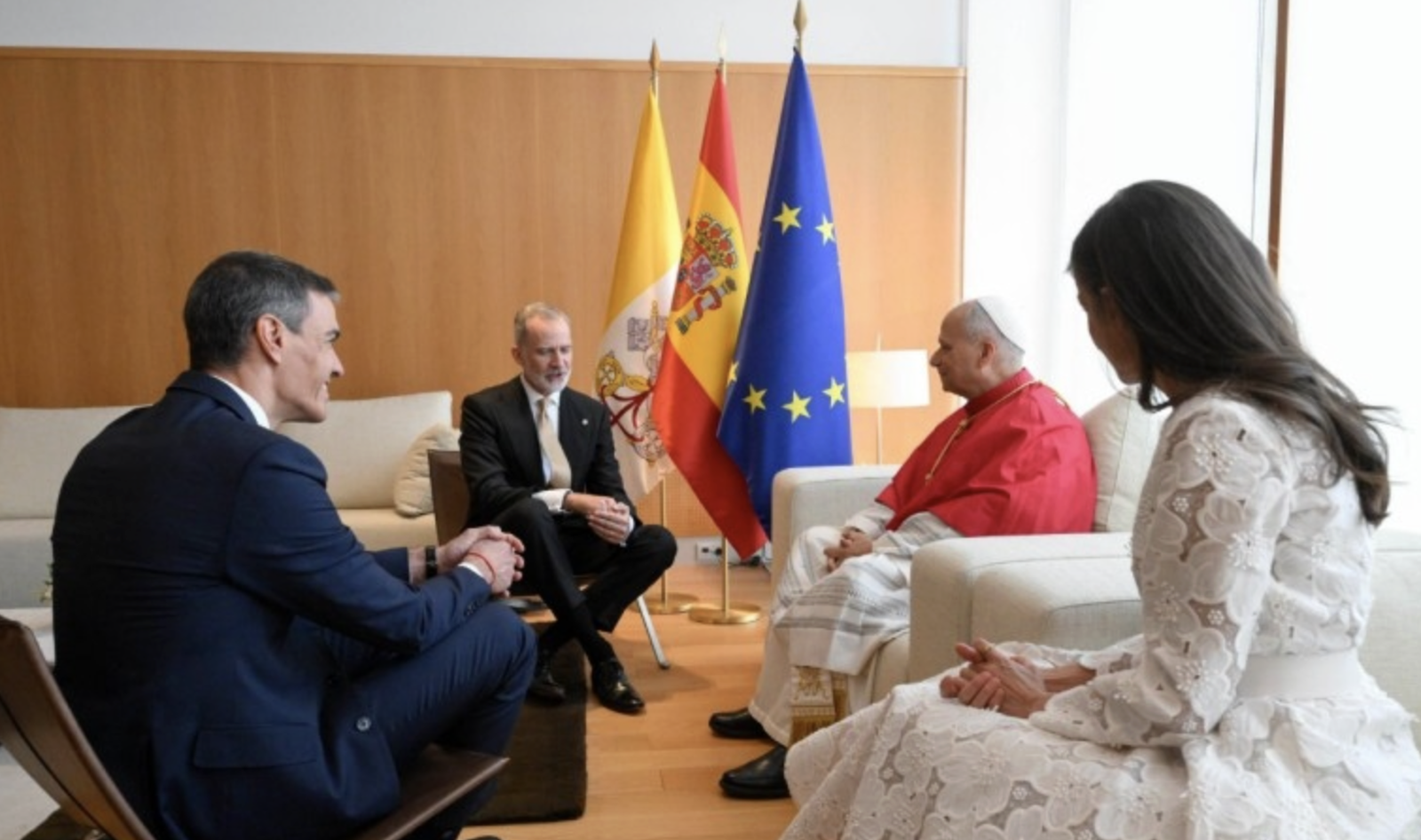 Sánchez, con el Papa y los reyes