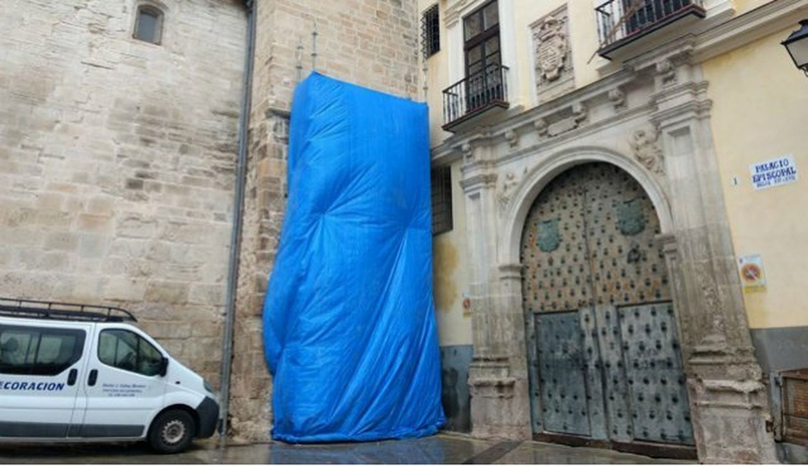 Quitan los símbolos franquistas de la catedral de Cuenca
